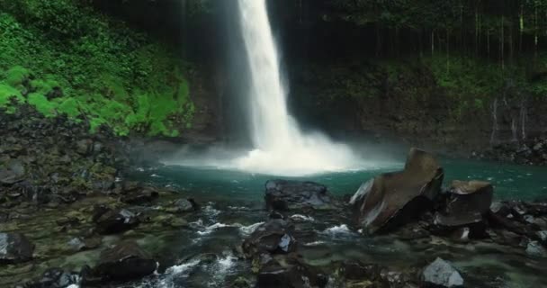 La Fortuna Καταρράκτης στο τροπικό δάσος κοντά Arenal Ηφαίστειο στην Κόστα Ρίκα, Κεντρική Αμερική. Όμορφο φυσικό τοπίο σε τουριστικό προορισμό ορόσημο — Αρχείο Βίντεο