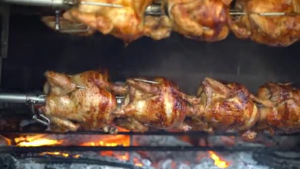 Grillezett Rotisserie Chicken - sült csirkék nyárson grillezett fa tűz a nagy bbq barbecue — Stock videók