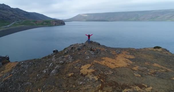 Islândia drone aéreo vídeo da costa na Península de Reykjanes com Kleifarvatn. Islândia turista andando esticando braços para fora desfrutando de bela paisagem dramática natureza no Sudoeste da Islândia — Vídeo de Stock