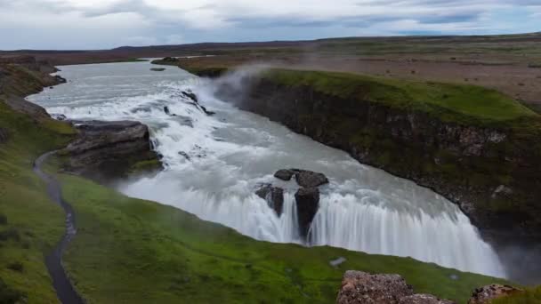 Island Reise Gullfoss Wasserfall Touristenattraktion Ziel. Isländische Wasserfälle, berühmte Attraktion am Goldenen Kreis. AKA Golden Falls — Stockvideo