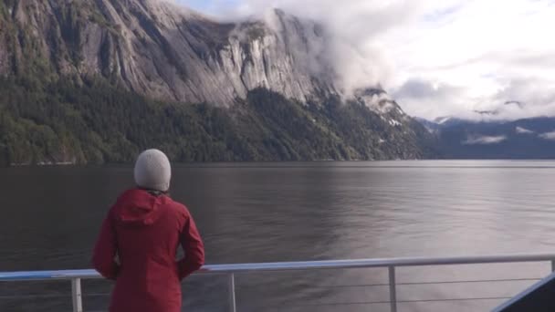 Aljaška turista těší cestovní dovolenou plavba v Misty Fiords — Stock video