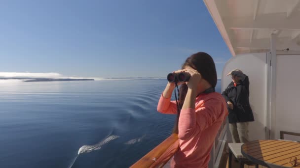 Penumpang kapal pesiar di Alaska dalam perjalanan kapal pesiar di Inside Passage — Stok Video