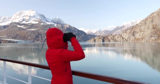 Αλάσκα Glacier Bay επιβάτη κρουαζιερόπλοιου κοιτάζοντας βουνά της Αλάσκας — Αρχείο Βίντεο