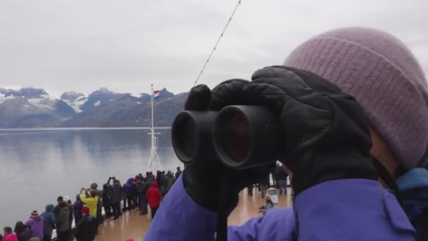 Αλάσκα Glacier Bay Tourist κοιτάζοντας το τοπίο χρησιμοποιώντας κιάλια σε κρουαζιερόπλοιο — Αρχείο Βίντεο