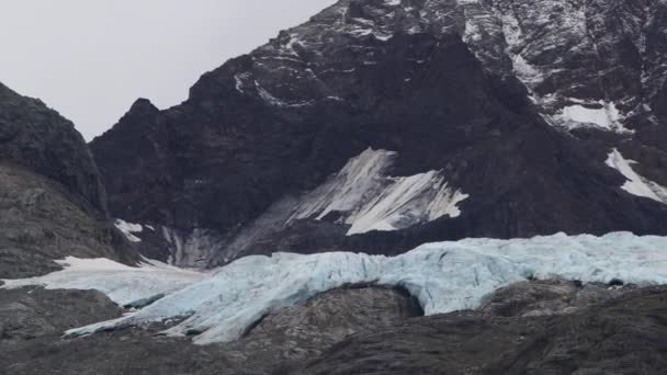 Glacier sur la montagne dans le parc national Glacier Bay en Alaska — Video
