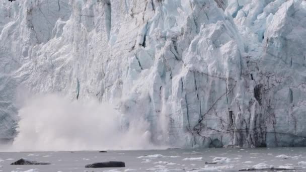 Glaciärkalvning i Alaska - Konceptvideo om global uppvärmning och klimatförändringar — Stockvideo
