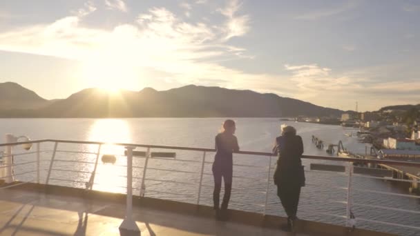 Cruiseschip passagiers in Alaska stad Ketchikan op cruiseschip Inside Passage — Stockvideo