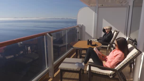 Kreuzfahrtpassagiere in Alaska auf Kreuzfahrtschiffen reisen in der Inside Passage — Stockvideo