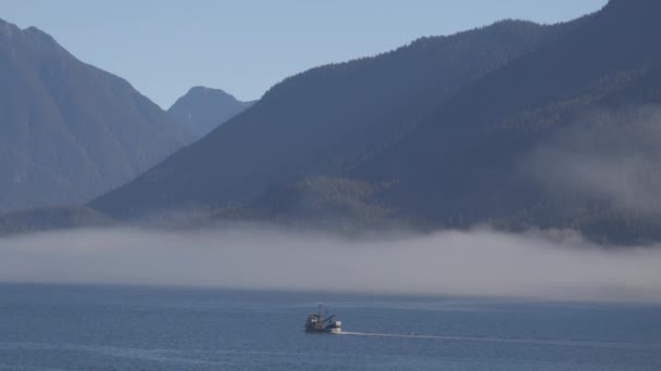 Alaska dentro da paisagem da natureza da passagem com barco de pesca pequeno — Vídeo de Stock