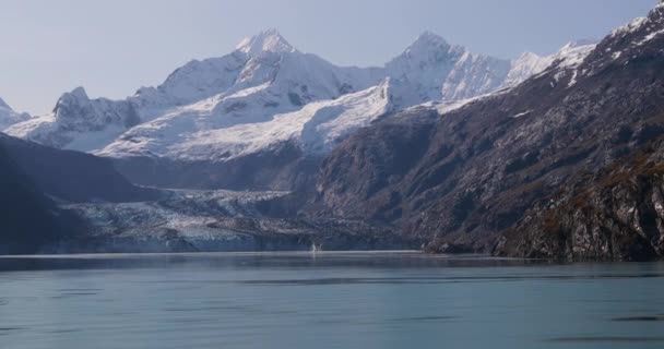 アラスカのジョンズ・ホプキンス氷河を示す氷河湾の風景 — ストック動画
