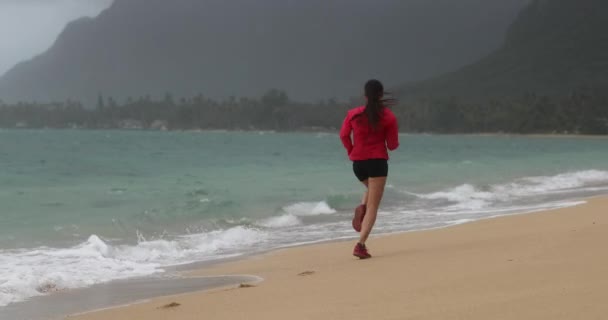 Frau läuft beim Sport am Strand — Stockvideo