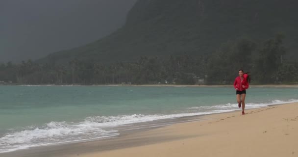 Joven mujer asiática haciendo ejercicio con correr al aire libre con fondo de montaña. Concepto de correr sano y ejercicio al aire libre. Desde Oahu, Hawaii, USA — Vídeos de Stock