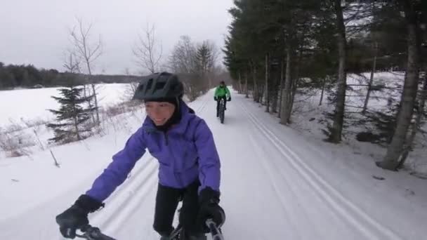 Fett cykel på vintern. Fet cyklist cykla i snön på vintern. Selfie video av kvinna som lever hälsosamt utomhus aktiv vinter sport livsstil — Stockvideo