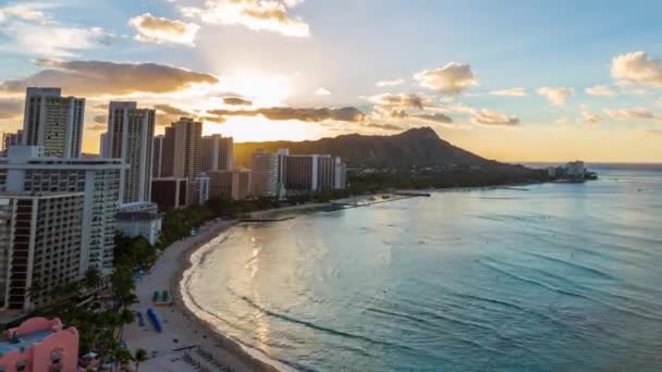 Hawaii. Waikiki beach in Honolulu on Oahu, Time lapse of the famous beach and Diamond Head in at sunrise Oahu, Hawaii, USA — Stock Video