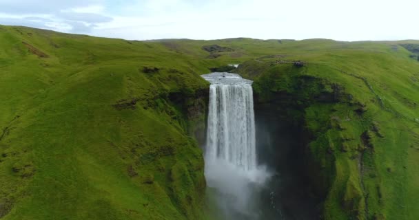 Cachoeira Skogafoss na Islândia - vídeo drone aéreo da paisagem islandesa — Vídeo de Stock