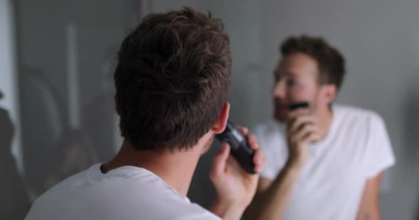 Uomo barba da barba usando rasoio trimmer elettrico. Maschio bellezza governare concetto. — Video Stock