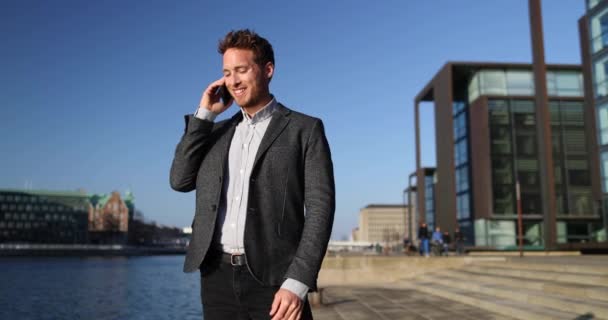 Hombre de Negocios Hablando en Smartphone Caminando en la Ciudad Business Street. — Vídeos de Stock