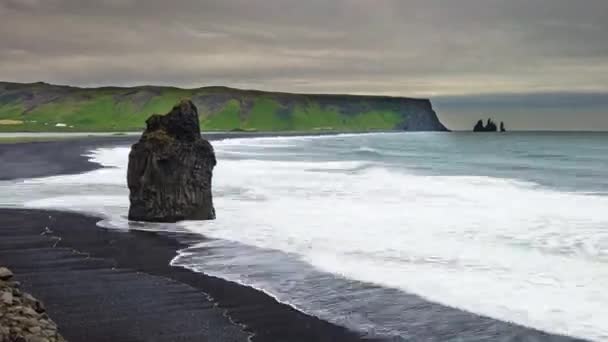 Reynisfjara Plaża słynna atrakcja Islandii — Wideo stockowe