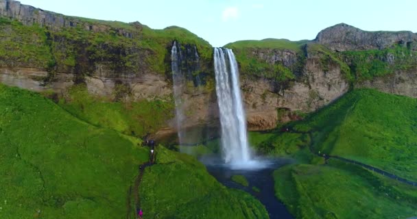 Islândia drone vídeo aéreo de cachoeira Seljalandsfoss na natureza islandesa — Vídeo de Stock