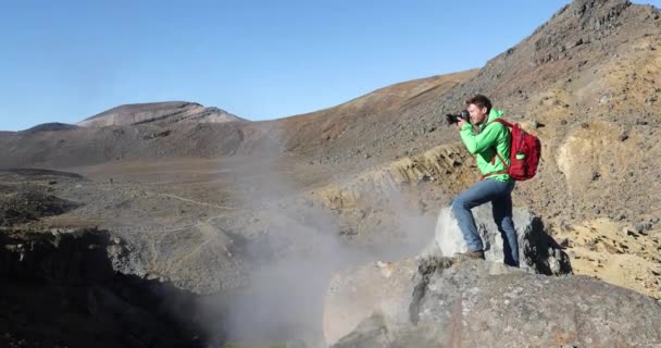 Caminhante de viagem tirando foto da paisagem na montanha do vulcão ativo com DSLR — Vídeo de Stock