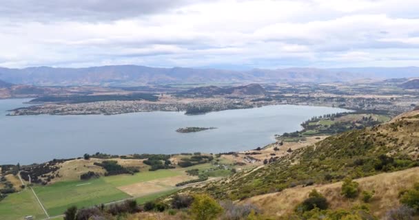 Nya Zeeland Mountain sjö natur landskap på berömda Wanaka vandring till Roys Peak — Stockvideo