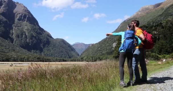 Nya Zeeland vandrare backpackers trampar på Routeburn Track, berömda spår — Stockvideo