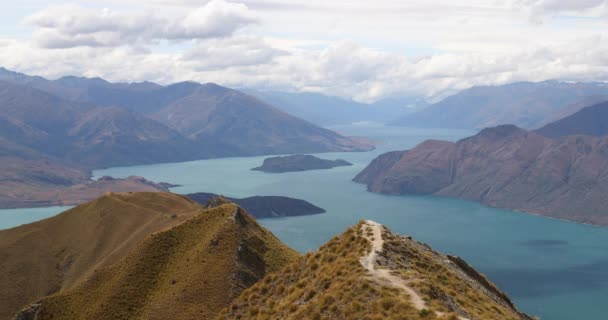 Berg sjö natur landskap på Nya Zeeland på berömda Wanaka vandring till Roys Peak — Stockvideo