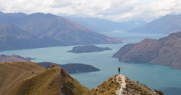Travel Hiker Jumping med utsikt över fjällsjöarna på Nya Zeeland — Stockvideo