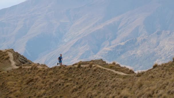 Бегущий спортсмен по тропе бегает в горах — стоковое видео