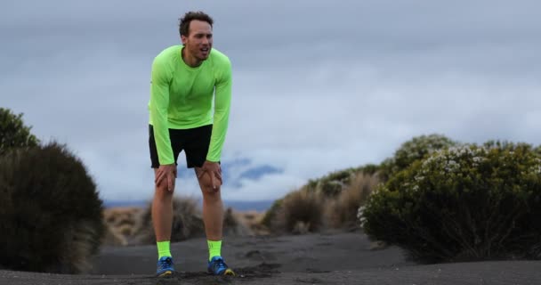 Sendero corredor hombre corriendo descansando partida correr en Nueva Zelanda montañas naturaleza — Vídeos de Stock