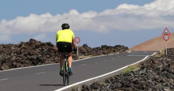 Ciclista montando bicicleta de carretera entrenamiento en carretera abierta — Vídeo de stock