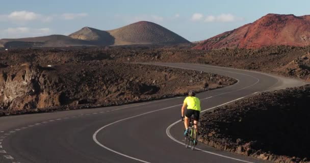 Ciclista uomo in bicicletta su bici da strada in un paesaggio naturale incredibile — Video Stock