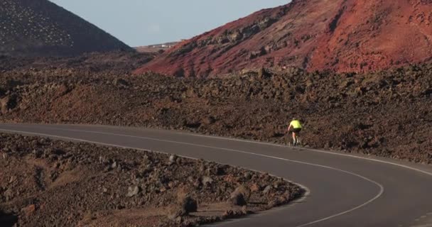 Vélo de route homme cycliste vélo sur route vélo dans un paysage naturel incroyable — Video