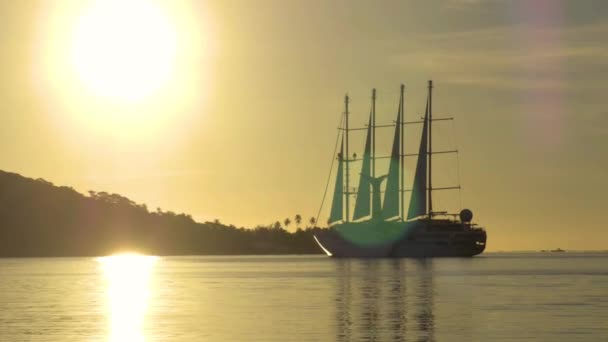 Crucero pasajero yate de lujo velero al atardecer por isla — Vídeo de stock