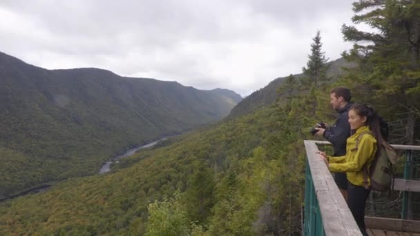 Vandra par camping med ryggsäckar i Quebec National Park i höst säsongen — Stockvideo