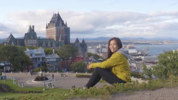 Quebec ciudad Canadá turista de viajes disfrutando de la vista del castillo de Chateau Frontenac — Vídeos de Stock