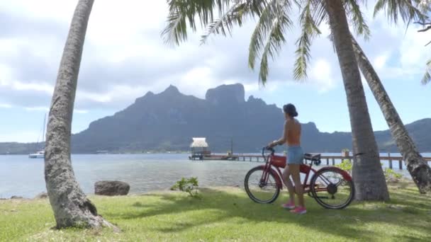 Vrouw op elektrische fiets aka eBike op reis toeristische tour op Bora Bora — Stockvideo
