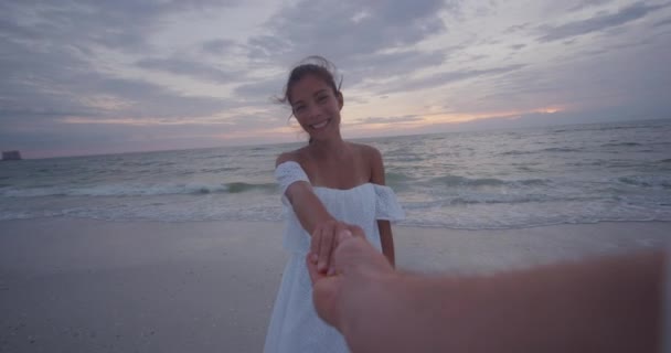 Jong paar vasthouden handen vrouw leiden vriendjes lopen in de richting van strand zonsondergang — Stockvideo