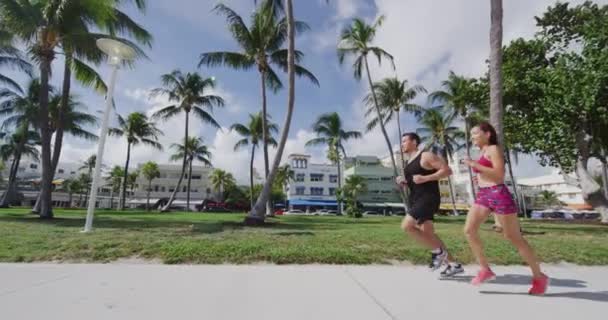 Par kör jogging på South Beach Miami Florida Art Deco District — Stockvideo