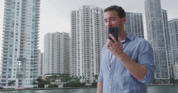 Šťastný mladý muž obchodník portrét mluví po telefonu — Stock video
