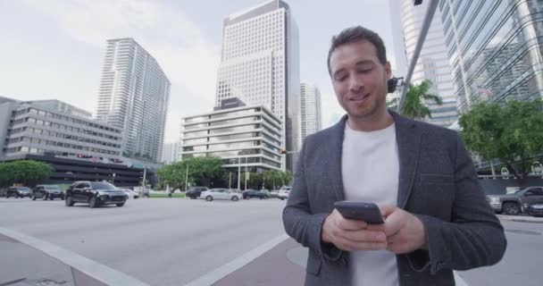 Портрет молодого бізнесмена, який ходить по телефону в Маямі. — стокове відео