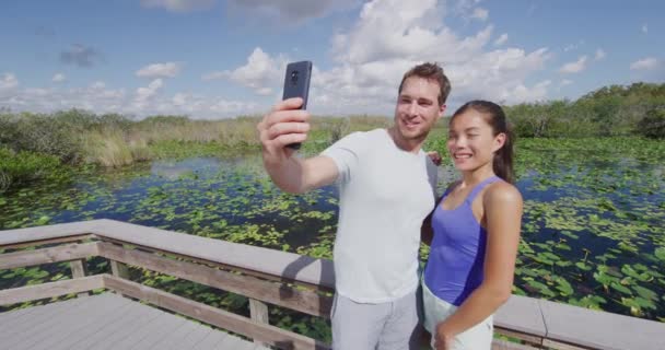 Everglades nationalpark - turist par tar telefon selfie foto — Stockvideo