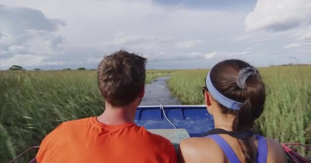Everglades Wycieczka statkiem powietrznym w Everglades na Florydzie - para turystów w podróży — Wideo stockowe