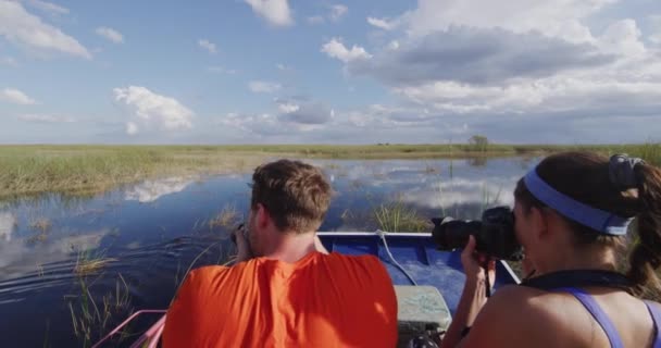 Everglades Airboat Tour i aligator - turyści robiący zdjęcia aligatorom — Wideo stockowe