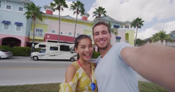 在佛罗里达州迈尔斯堡（Fort Myers）的汽车房车旅行度假中，夫妻二人快乐的自拍视频 — 图库视频影像