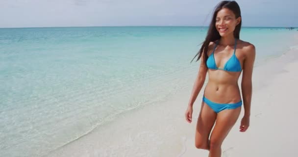 해변을 걷는 행복 한 여인 — 비디오