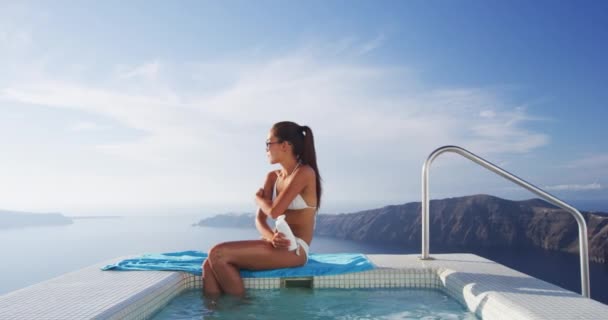 Protector solar mujer bikini bronceado aplicación de crema solar spf loción en el cuerpo de vacaciones — Vídeos de Stock