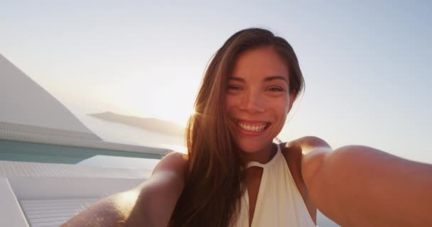 Selfie Video Ritratto di bella donna al tramonto eccitata e felice — Video Stock