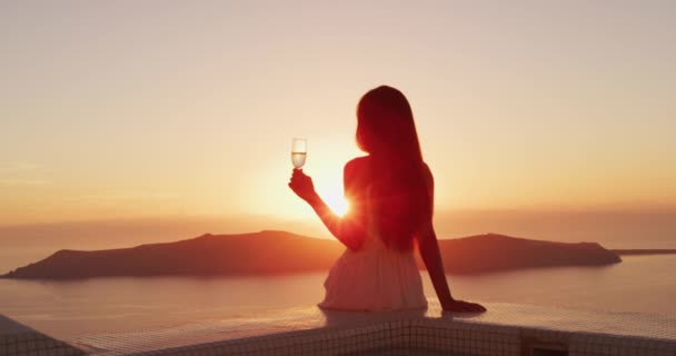 Mulher ao pôr do sol estilo de vida de luxo - Mulher bebendo champanhe — Vídeo de Stock