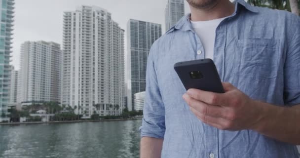 Uomo d'affari sms sms sms utilizzando app su smart phone nel quartiere degli affari della città — Video Stock